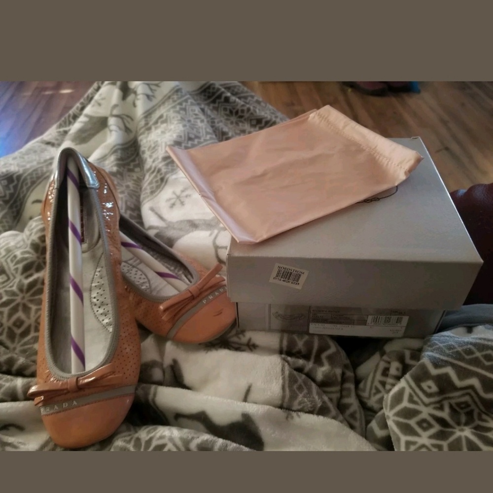 Prada Milano Nappa Vernice Folding Flats
SIZE 8
